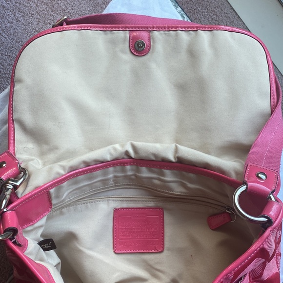 Coach, cross body, large size and in beautiful pink, messenger handbag. - Picture 6 of 15
